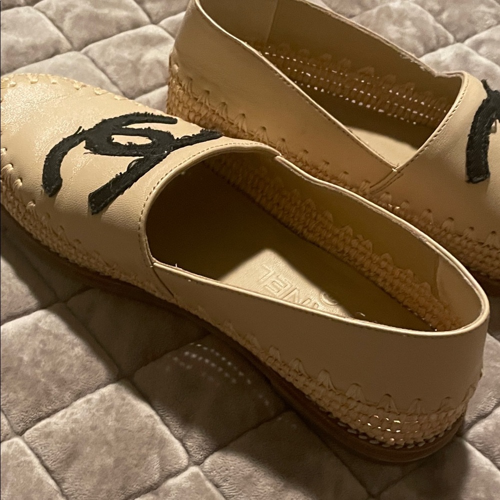 CHANEL Cream Espadrilles with Black Emblem - Picture 8 of 11